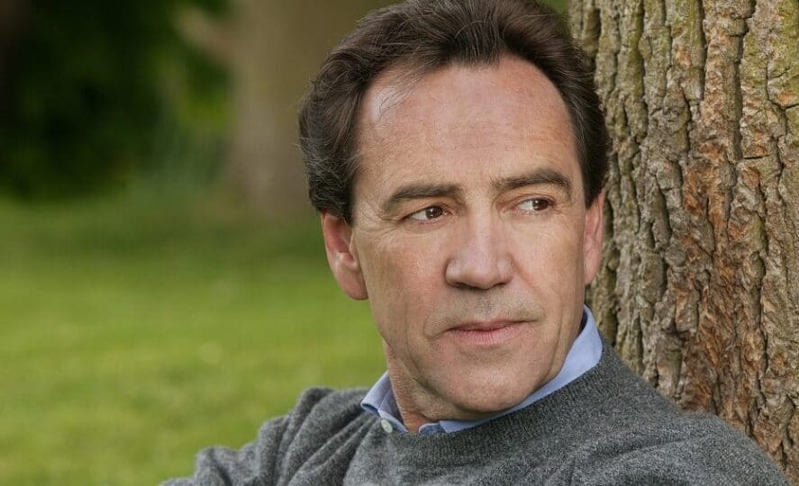 Robert-Lindsay-Headshot-1-e1480431768408-887x540.jpg